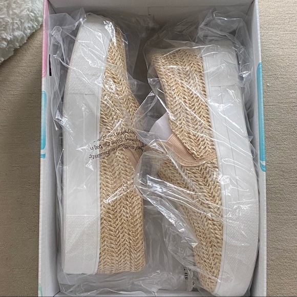 Woman’s Slip On Sneaker By SODA TOPSHOE Size 7 NWT - Picture 3 of 10